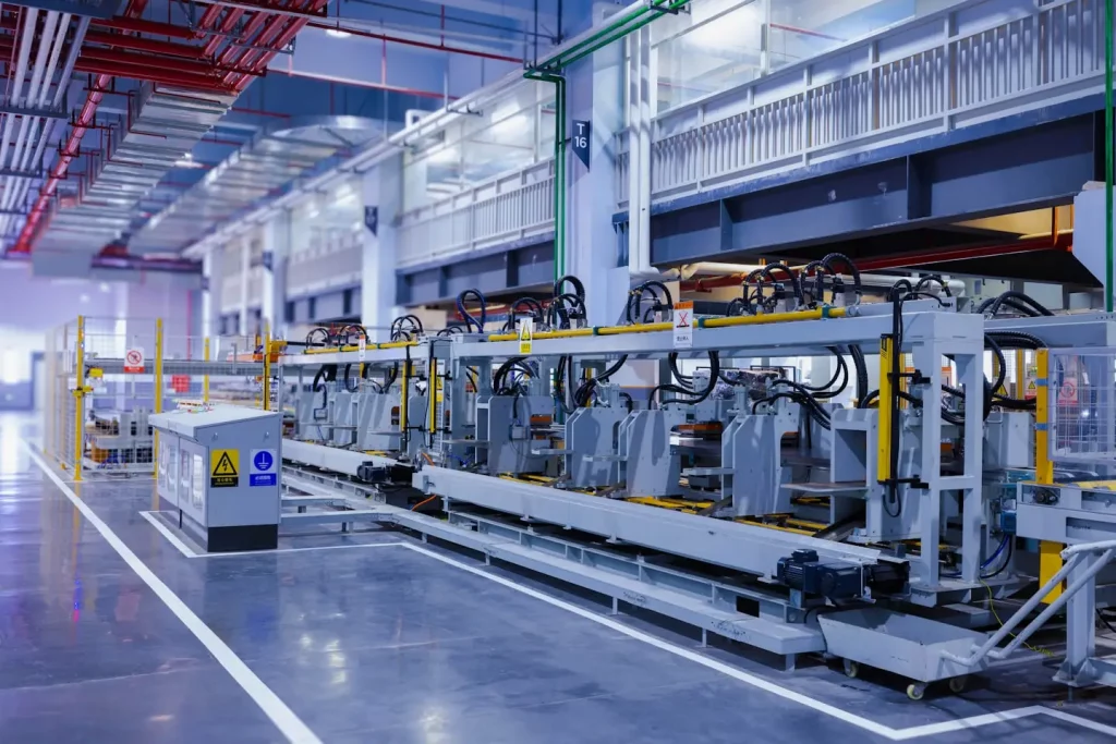 Vollautomatisierte Produktionslinie in einer Industriehalle